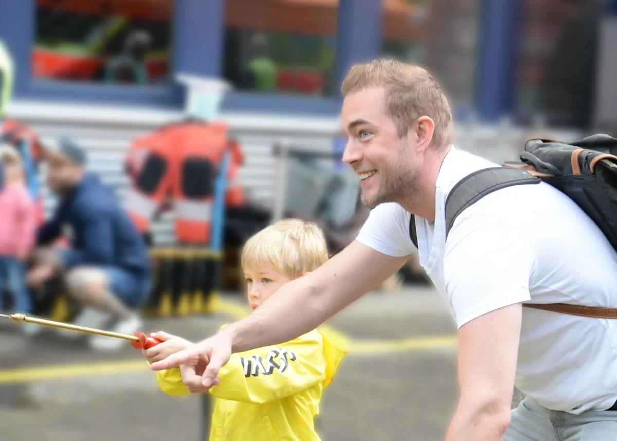Ein Vater und sein Sohn. 